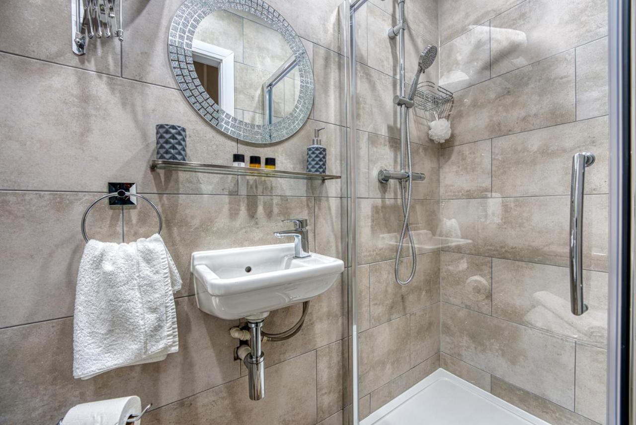 Stylish House - B'Ham Airport And Nec, Jlr Solihull, Business & Leisure Stays - Aspen House Rom bilde